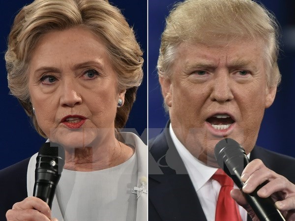 Ông Donald Trump bất ngờ vươn lên dẫn trước bà Hillary Clinton