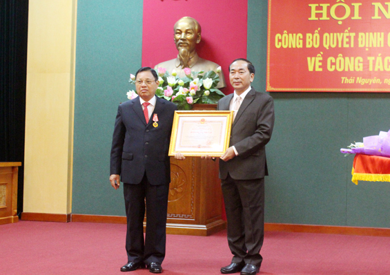Trao Huân chương Độc lập hạng Nhì cho đồng chí Nguyễn Đình Phách