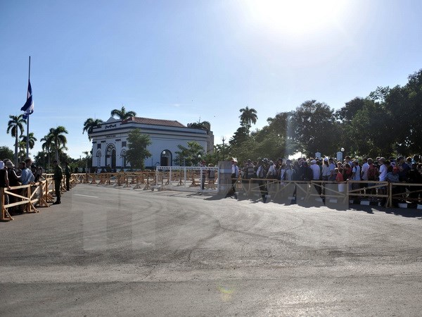 Hàng nghìn người Cuba xếp hàng nhiều giờ để viếng lãnh tụ Fidel Castro