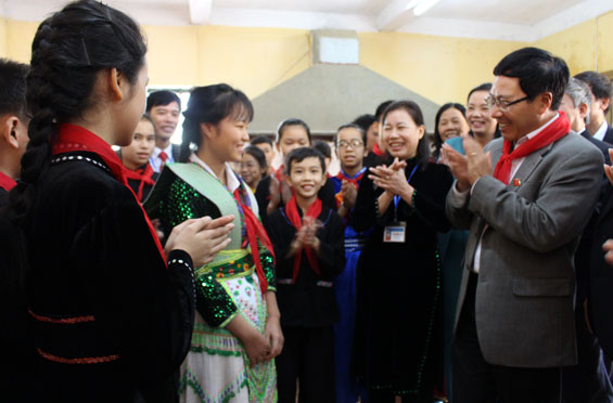 Phó Thủ tướng Phạm Bình Minh tiếp xúc cử tri tại Võ Nhai