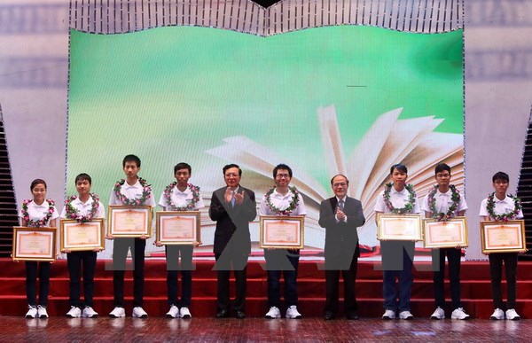 Trao phần thưởng cho những học sinh đoạt giải Olympic quốc tế