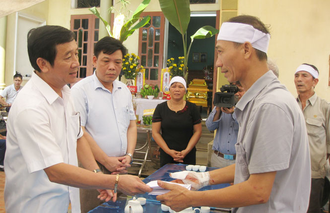 Thăm hỏi, hỗ trợ gia đình nạn nhân trong vụ thảm sát 