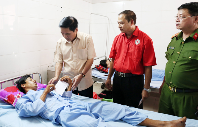 Lãnh đạo tỉnh thăm hỏi, động viên gia đình các nạn nhân trong vụ án mạng tại huyện Phú Bình 