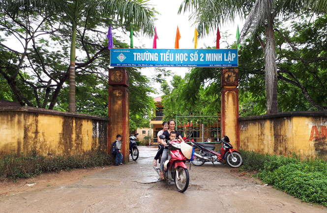 Nhiều phụ huynh còn thơ ơ với việc đội mũ bảo hiểm cho trẻ 