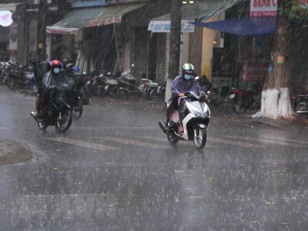 Bắc Bộ và Thanh Hóa có mưa dông lớn, vùng núi bắt đầu chuyển rét