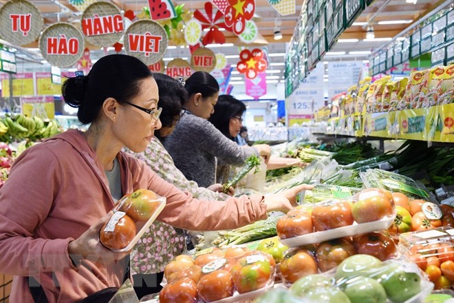 Lo ngại giá xăng tăng mạnh “đẩy” giá tiêu dùng lên cao