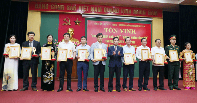 Tôn vinh 30 doanh nghiệp xuất sắc, 13 doanh nhân tiêu biểu 