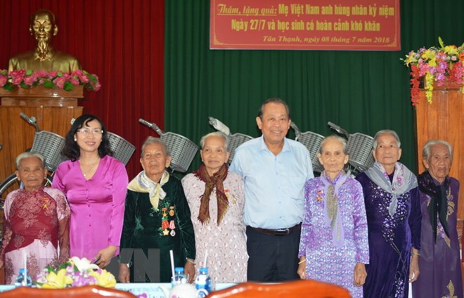 Phó Thủ tướng tặng quà Mẹ Việt Nam anh hùng tại Long An và Tiền Giang