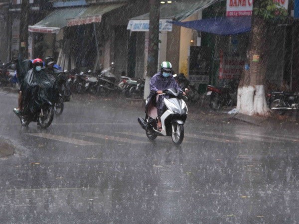 Vùng áp thấp tiếp tục mạnh lên, mưa dông diễn ra trên cả nước