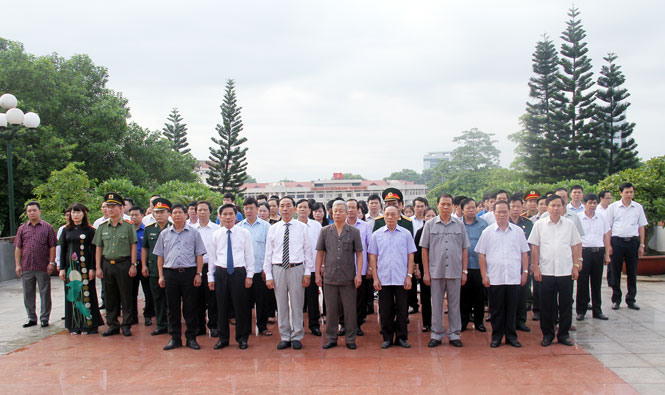 Các đồng chí lãnh đạo tỉnh dâng hương tưởng nhớ các Anh hùng liệt sĩ 