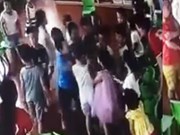 Chấm dứt hợp đồng với 3 giáo viên 'làm ngơ' để trẻ bị 'đánh hội đồng'