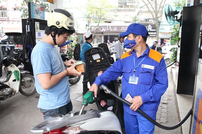 Thuế xăng dầu tăng 'kịch trần,' doanh nghiệp vận tải điêu đứng?