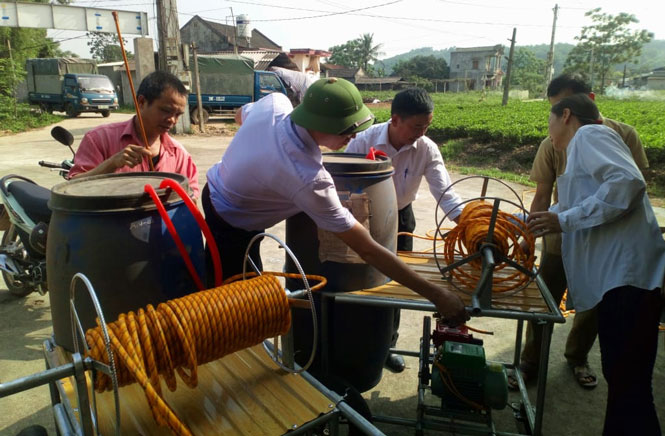 Phú Lương: Bàn giao 17 máy phun cao áp cho các hộ dân 