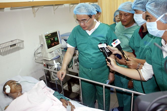 Bí thư Thành ủy Nguyễn Thiện Nhân tới thăm các “hiệp sỹ” bị thương