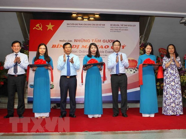 Khai mạc triển lãm 