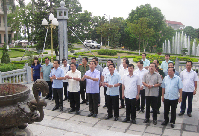 Dâng hương tưởng niệm Chủ tịch Hồ Chí Minh 