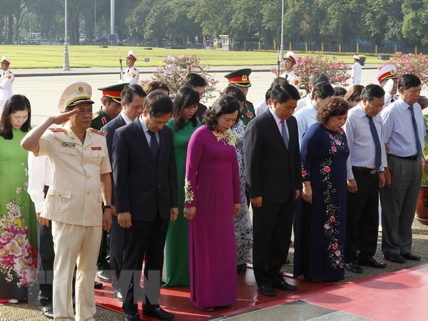 Lãnh đạo thành phố Hà Nội vào lăng viếng Chủ tịch Hồ Chí Minh
