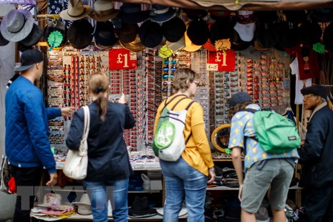 Brexit khiến các hộ gia đình Anh 'nghèo đi' và kinh tế tăng chậm lại