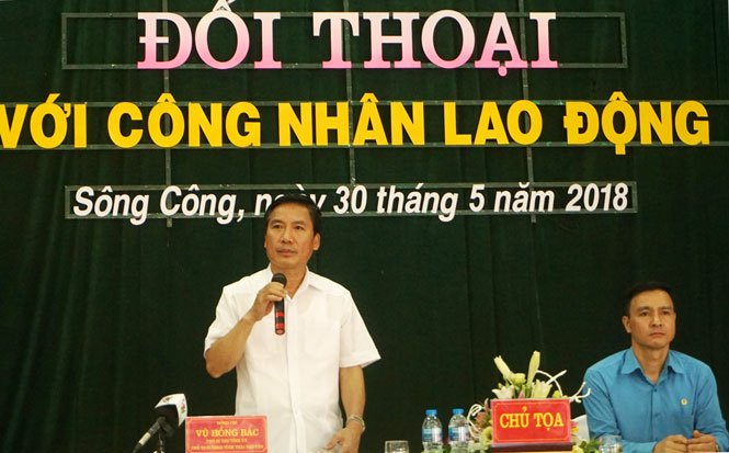 Đồng chí Chủ tịch UBND tỉnh đối thoại với công nhân