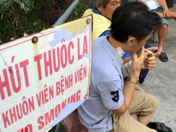 Cấm hút thuốc lá trong bệnh viện: Vẫn ''bắt cóc bỏ đĩa''