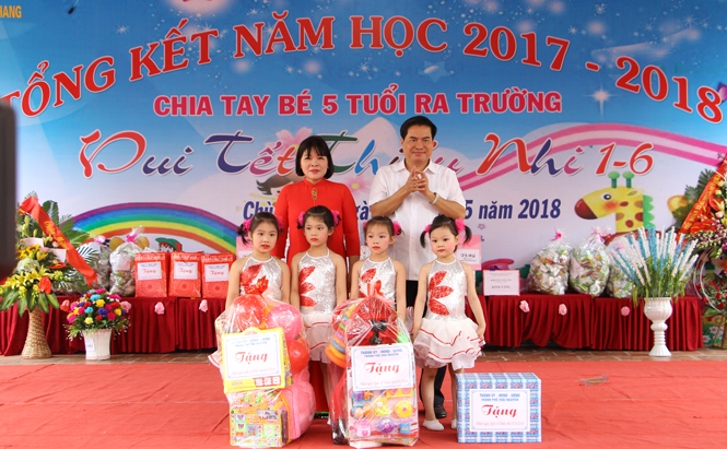 Tặng quà các cháu thiếu nhi 