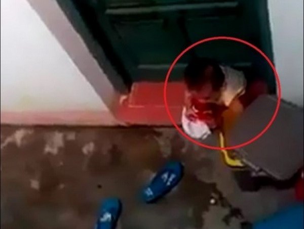 Buộc thôi việc một cô giáo trong vụ để trẻ mầm non ăn rác