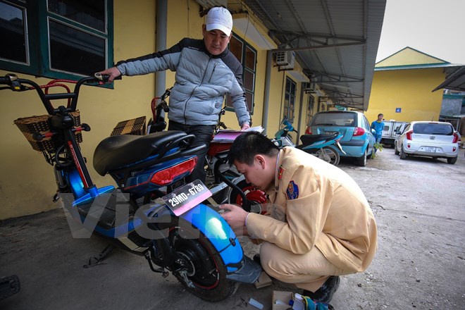 Ngày đầu đăng ký xe máy điện ở Hà Nội: 43 xe được gắn biển