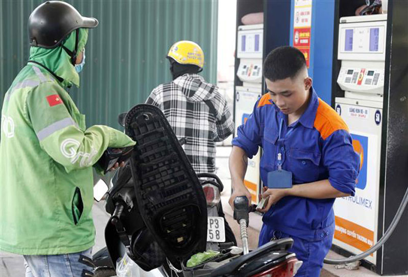 Xăng tăng hơn 300 đồng/lít