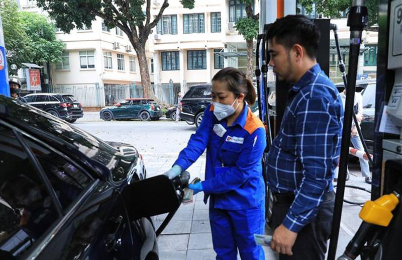 Xăng giảm gần 400 đồng/lít