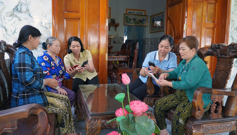 Phụ nữ trên hành trình chuyển đổi số