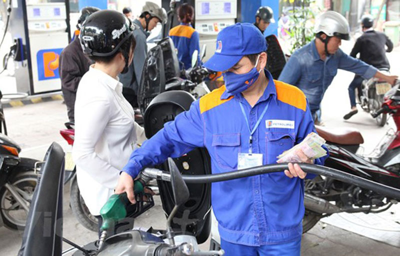 Giá xăng dầu đồng loạt tăng, xăng RON95-III vượt mốc 24 nghìn đồng/lít