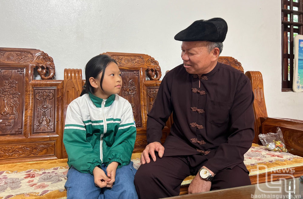 Hoa thơm nở giữa núi rừng, kỳ 1: “Trụ cột” của bản là đảng viên