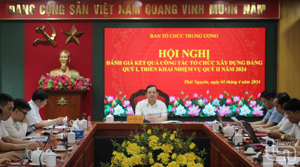 Thực hiện chặt chẽ công tác cán bộ và quan tâm phát triển đảng viên