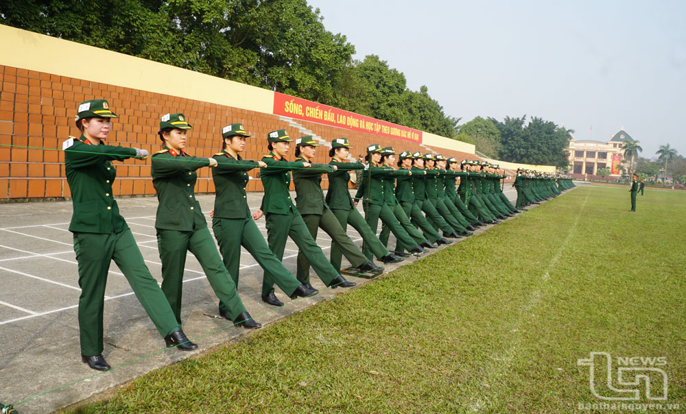 Nữ quân nhân “vượt nắng thắng mưa, say sưa luyện tập”