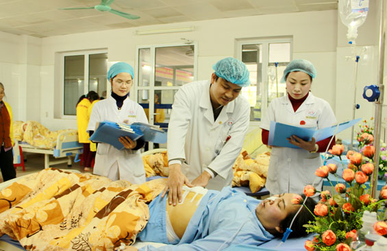 Hoa nở bên giường bệnh