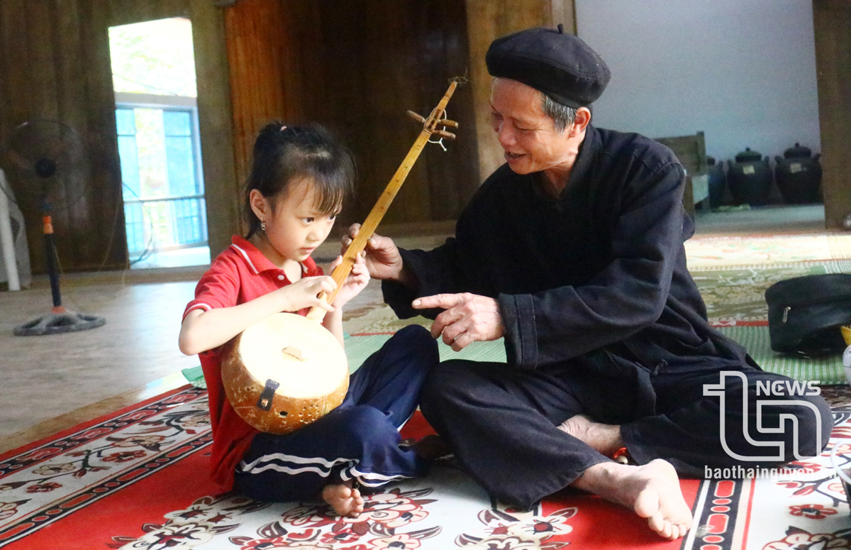 Nghệ nhân Ma Đình Sung - Người làm báu vật ở làng then