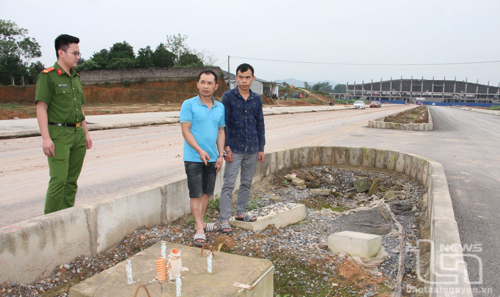 Bắt giam nhóm “đạo chích” trộm dây điện ở sân vận động