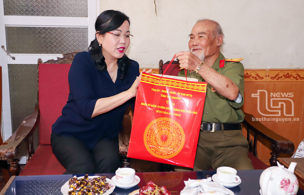 Thăm, tặng quà gia đình người có công tham gia chiến dịch Điện Biên Phủ