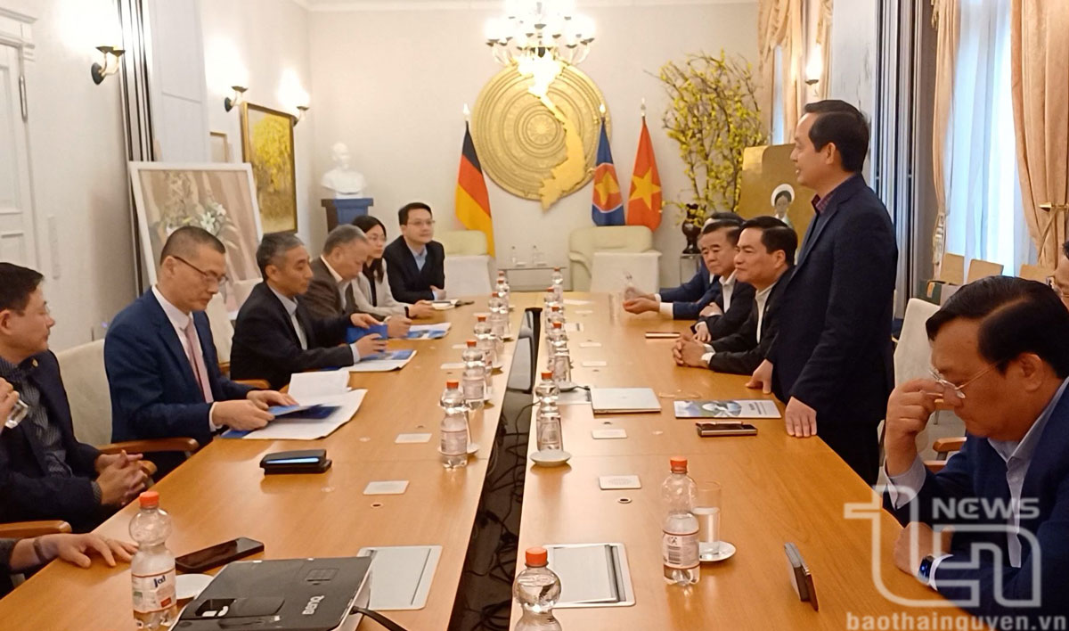 Đoàn công tác tỉnh Thái Nguyên làm việc với Đại sứ quán Việt Nam tại Đức