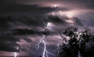 Thái Nguyên: Đề phòng lốc, sét đêm nay