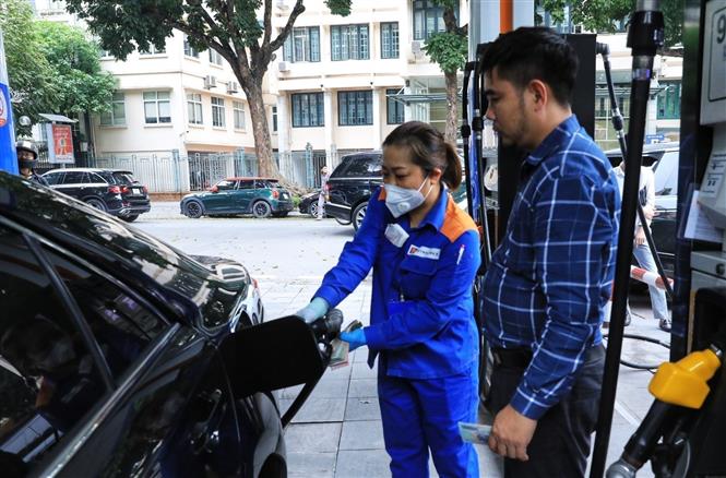 Xăng giảm hơn 300 đồng/lít