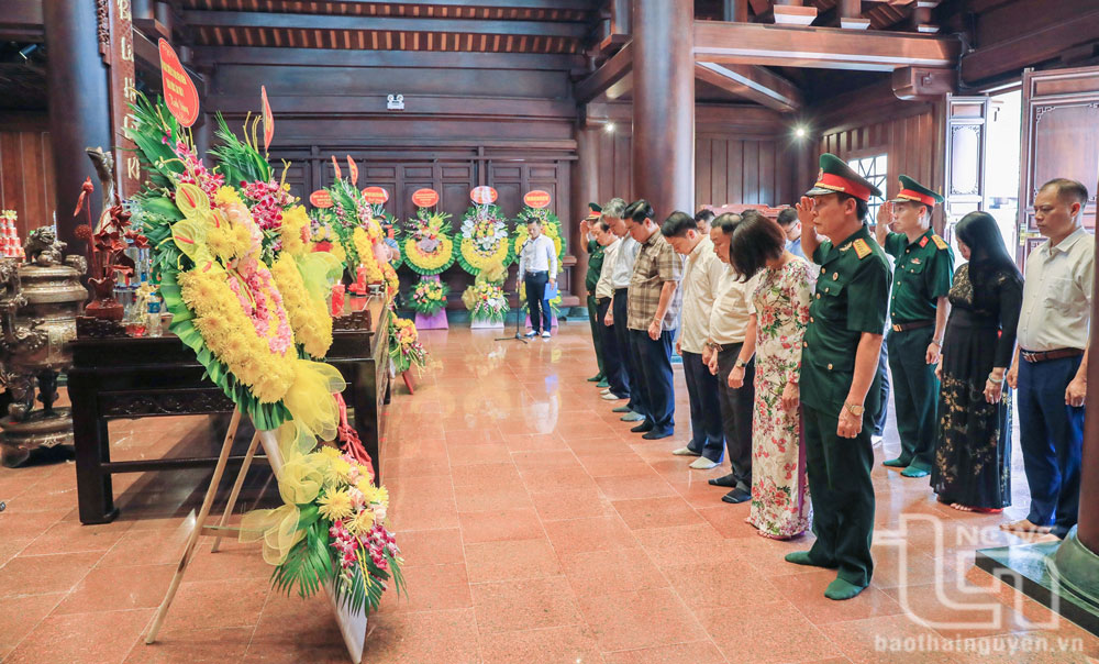 Lãnh đạo tỉnh Thái Nguyên viếng các Anh hùng liệt sĩ tại Điện Biên