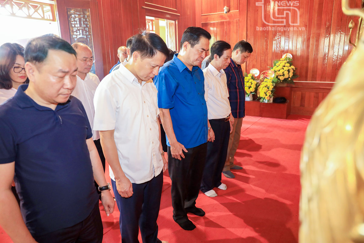 Đoàn đại biểu tỉnh dâng hương tưởng niệm Đại tướng Võ Nguyên Giáp tại TP. Điện Biên Phủ