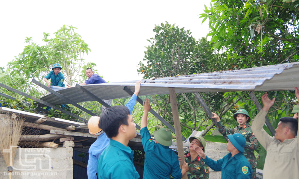 Kịp thời giúp đỡ hai cháu mồ côi khắc phục hậu quả thiên tai