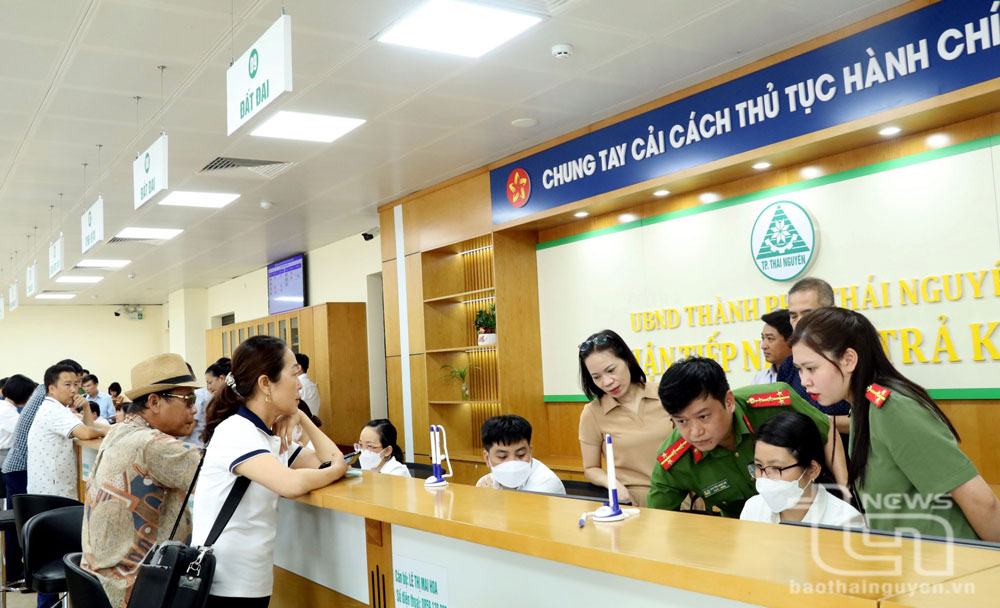 Xây dựng nền hành chính vì dân phục vụ