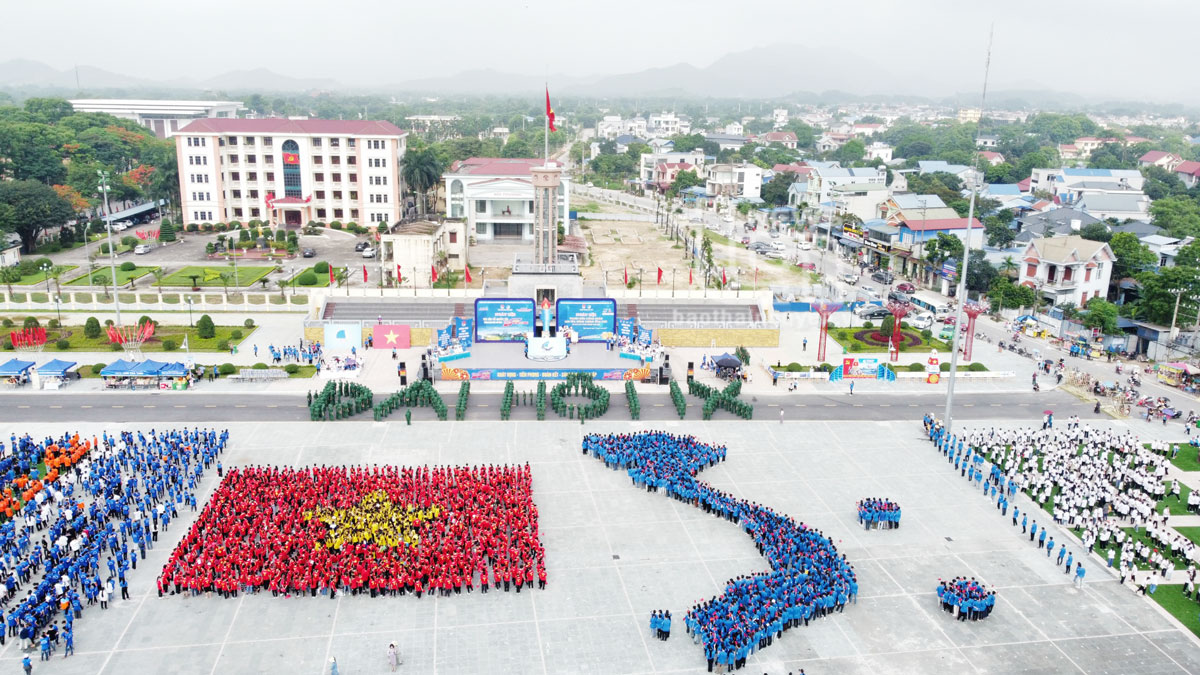 Trên 6.000 thành viên đồng diễn xếp hình bản đồ Việt Nam