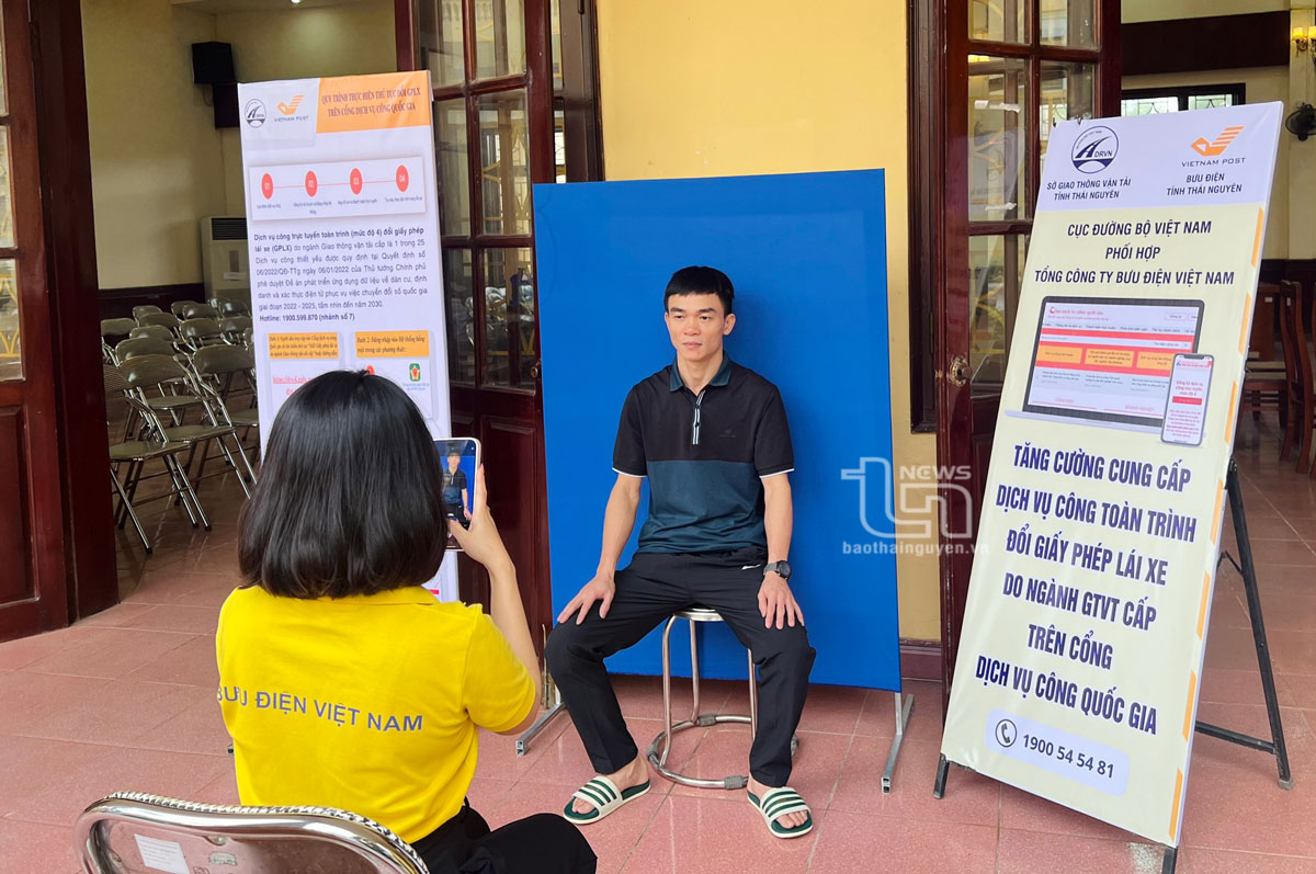 Ra quân thí điểm hỗ trợ người dân nộp hồ sơ trực tuyến toàn trình