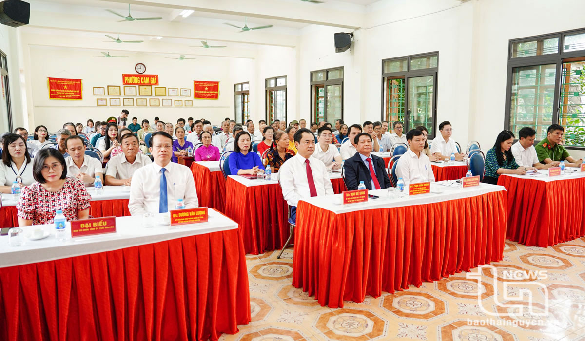 Đồng chí Bí thư Tỉnh ủy trao Huy hiệu Đảng tại phường Cam Giá