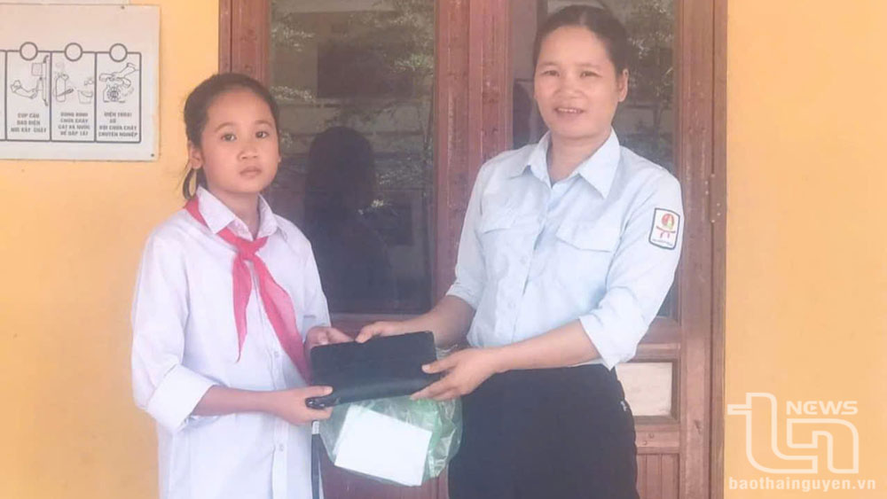 Tuyên dương học sinh trả lại gần 10 triệu đồng cho người đánh rơi