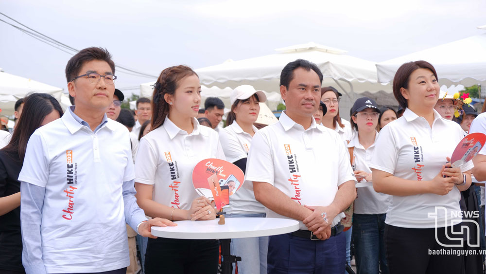Đồng chí Bí thư Tỉnh ủy tham gia đi bộ gây quỹ hỗ trợ trẻ em bị bệnh tim
